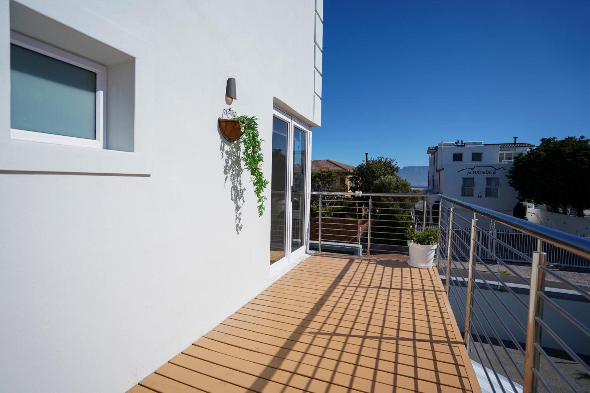 Ocean Vibes Hotel Cape Town Exterior photo